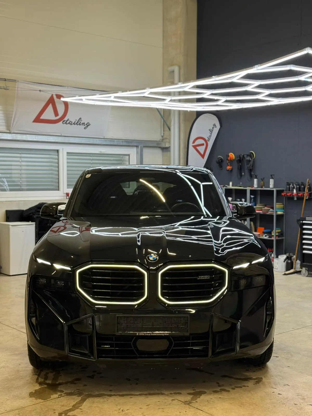 BMW XM in Schwarz, Lackaufbereitung bei A Detailing Linz